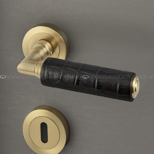 Poignée pour porte - Kikka - GLASS DESIGN Srl - en laiton / en cuir / contemporaine