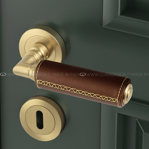 Poignée pour porte - Kikka Cuoio - GLASS DESIGN Srl - en laiton / en cuir / contemporaine