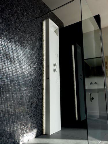 Colonne de douche blanche - ATMOSFERE - COLACRIL - sur pied / contemporaine / en panneau