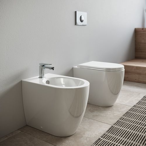 WC près du mur - TOUR - HIDRA - en céramique / résidentiel / allongé