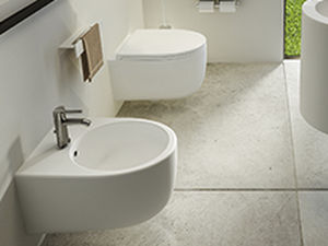WC suspendu - WTONDO - MOMA DESIGN - en céramique / résidentiel / allongé