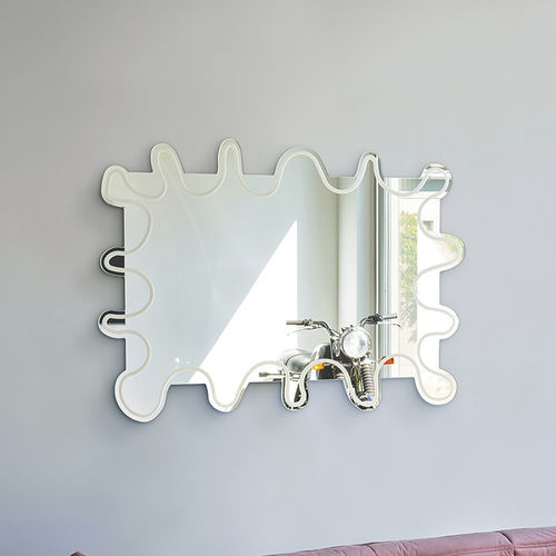 Miroir mural - Wiggle - DEKNUDT MIRRORS  - contemporain / blanc / vertical