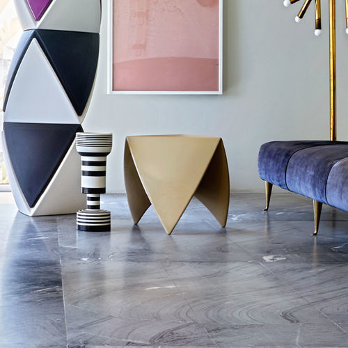 Table d'appoint contemporaine - MR. LEM - Myyour - en polyéthylène / avec piètement en polyéthylène / triangulaire