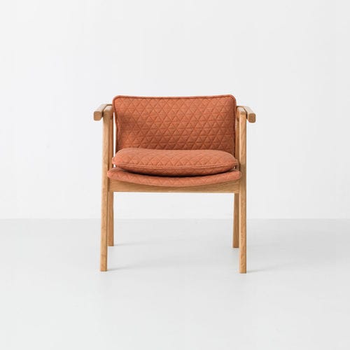 Fauteuil visiteur contemporain - PICK UP STICKS - Resident - en tissu / en chêne / tapissé