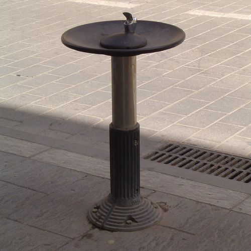 Fontaine à eau non spécifié - by Guillermo Capdevilla	 - Urbes 21 - d'extérieur / en fonte / en acier inoxydable