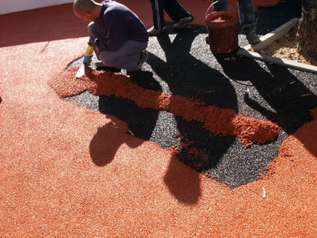Revêtement de sol en caoutchouc - IN SITO - CARMO - pour aire de jeux / aspect béton / haute performance