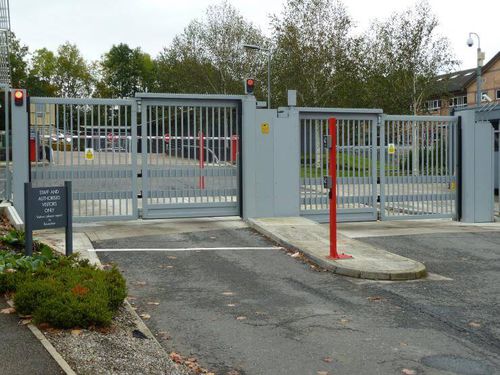 Portail pliant - PAS 68 - ZAUN FENCING  - en acier à revêtement par poudre / à barreaudage / pour propriétés privées