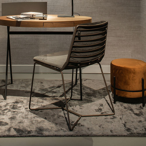 Chaise contemporaine - LINE - EUROFASHION HOMETEXTILES & CONCEPTS - d'intérieur / en tissu / avec piètement en métal