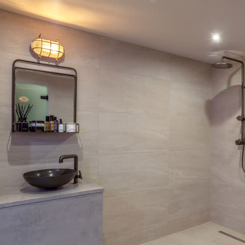 Applique murale de style industriel - ROSS  - Mullan Lighting - d'extérieur / en laiton / en verre