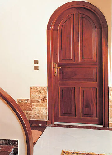 Porte d'entrée - VERGINA - interSCALA - en bois / battante / pleine