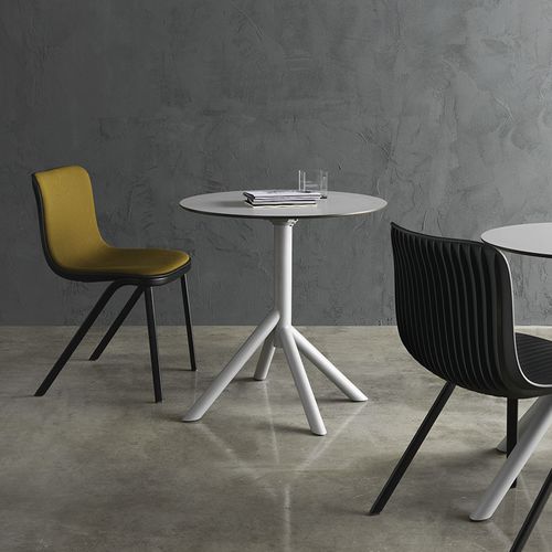 Table contemporaine - JUXT - SEGIS - en HPL / avec piètement en acier thermolaqué / avec piètement en acier chromé