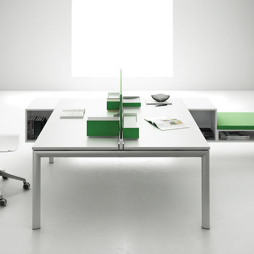 Bureau pour open space - XE - FAMO - sur pied / multiplace / contemporain