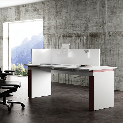 Bureau sur pied - UP - FAMO - contemporain / en bois / droit