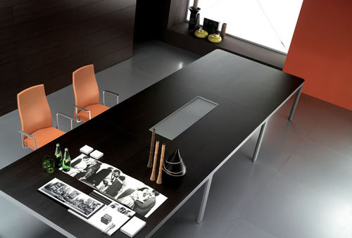 Table de réunion contemporaine - ENEKO - FAMO - en bois / en métal / rectangulaire