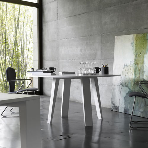 Table de réunion contemporaine - MAHIA - FAMO - en bois / en métal / avec piètement en métal
