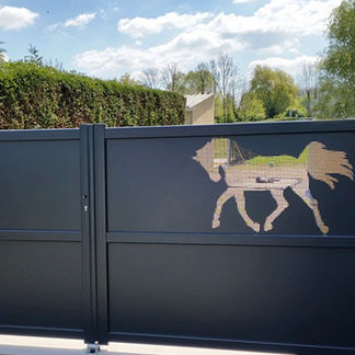 Portail battant - DÉCOUPE LASER - La Toulousaine - coulissant / en aluminium / à panneaux