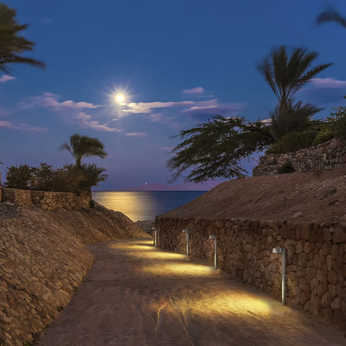 Borne d'éclairage de jardin - HOTEL CALIFORNIA - Inverlight Srl - contemporaine / en acier inoxydable / en ciment