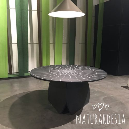 Table contemporaine - CHIMERA - MAP Slate Srl - en ardoise / avec piètement en pierre naturelle / ronde