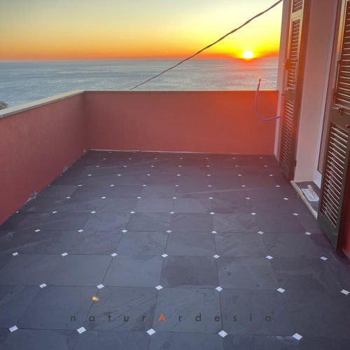 Carrelage en ardoise - BLACK SLATE + WHITE CARRARA MARBLE - MAP Slate Srl - finition naturelle / d'intérieur / d'extérieur