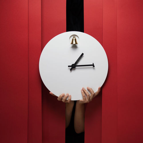 Horloge contemporaine - DINN  - DIAMANTINI & DOMENICONI - murale / analogique / en bois laqué