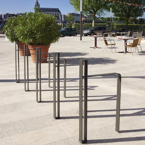 Appui-vélo au sol - LIGER - Design espaces - pour espace public / en acier thermolaqué / professionnel