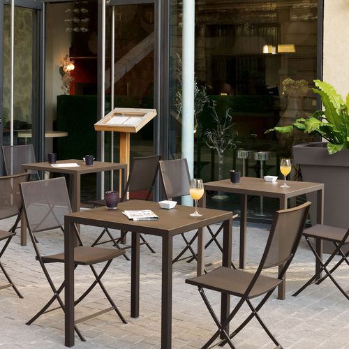 Table contemporaine - QUADRIX - VLAEMYNCK - en acier galvanisé / avec piètement en acier / carrée