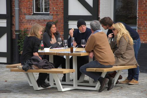 Table de pique-nique contemporaine - CARRÉ - Cassecroute - en iroko / carrée / pour espace public