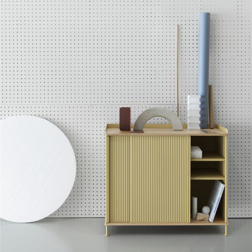 Buffet contemporain - ENFOLD - Muuto - en chêne / en acier laqué / à portes coulissantes