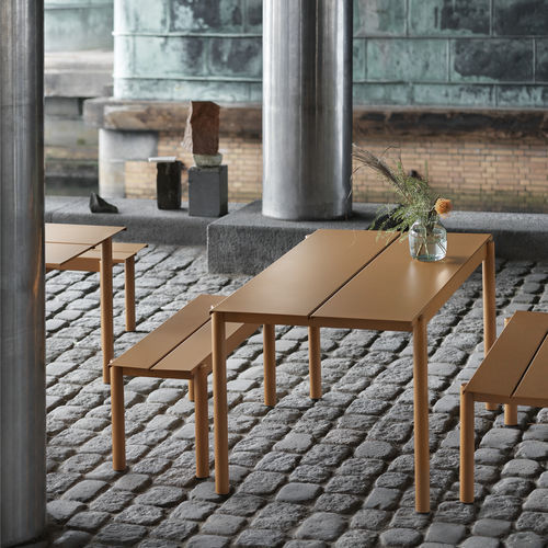 Ensemble table et bancs classique - LINEAR - Muuto - en acier / en acier à revêtement par poudre / de jardin