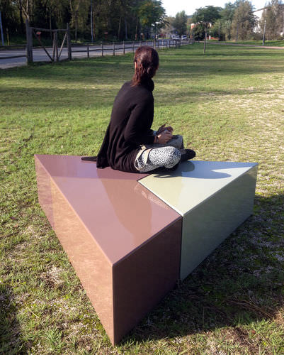 Banc public design original - TRIA - FREPAT URBAN EQUIPMENT - en bois / en acier / en acier COR-TEN®