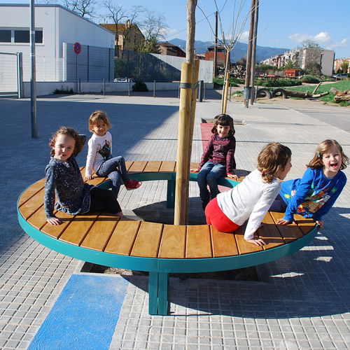 Banc public contemporain - PLAY - FREPAT URBAN EQUIPMENT - en bois / en acier galvanisé / avec dossier