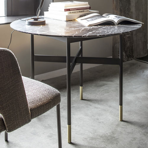 Table contemporaine - HARRI - more - en bois massif / en placage de bois / en laiton