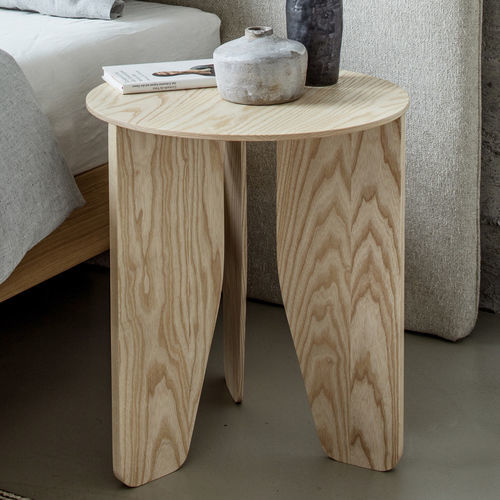 Table d'appoint contemporaine - CUT  - more - en bois massif / avec piètement en bois massif / ronde