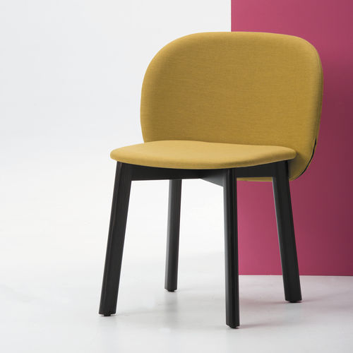Chaise contemporaine - CHIPS S - CHAIRS & MORE - d'intérieur / en tissu / avec piètement en hêtre