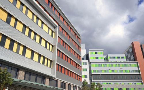 Bardage en panneaux - ROYAL NORTH SHORE HOSPITAL - Vitragroup - en fibro-ciment / rainuré