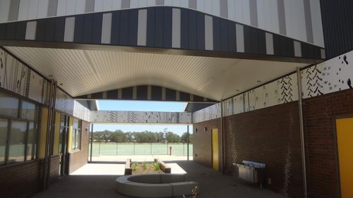 Bardage en panneaux - BYFORD HIGH SCHOOL - Vitragroup - en fibro-ciment / lisse