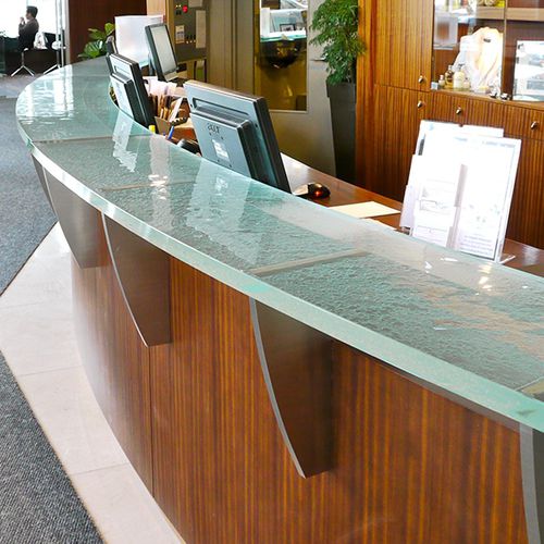 Banque d'accueil en arc de cercle - TRANSACTION - ThinkGlass - en verre / pour hôtel / pour bar
