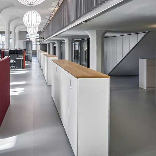 Armoire de classement basse - vitra - en ABS / avec porte battante / contemporaine