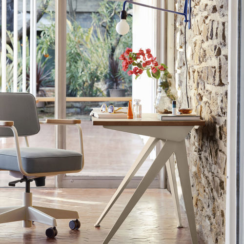 Bureau sur pied - COMPAS DIRECTION  - vitra - contemporain / en chêne / en bois massif