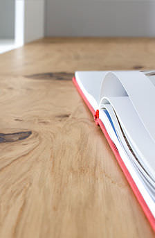 Bureau contemporain - SINUS - Sudbrock - en chêne / avec étagère