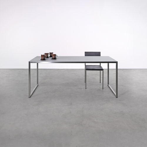 Table contemporaine - at_02 - Silvio Rohrmoser - en aluminium anodisé / avec piètement en acier inoxydable poli / rectangulaire