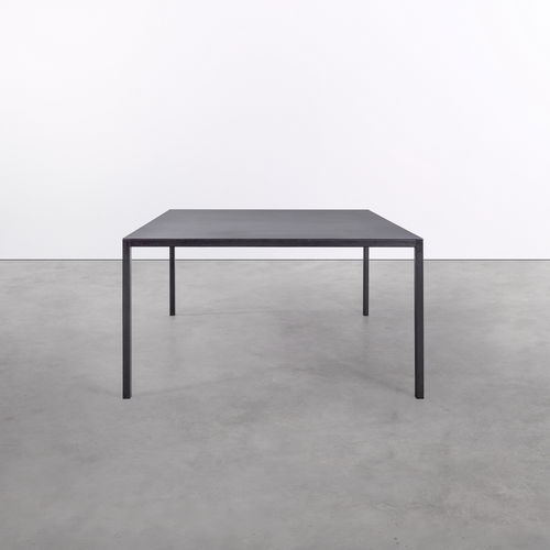 Table contemporaine - at_04 - Silvio Rohrmoser - en acier / avec piètement en acier / carrée