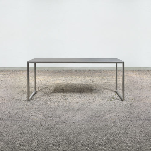 Table contemporaine - at_02 - Silvio Rohrmoser - en aluminium anodisé / avec piètement en acier inoxydable poli / rectangulaire