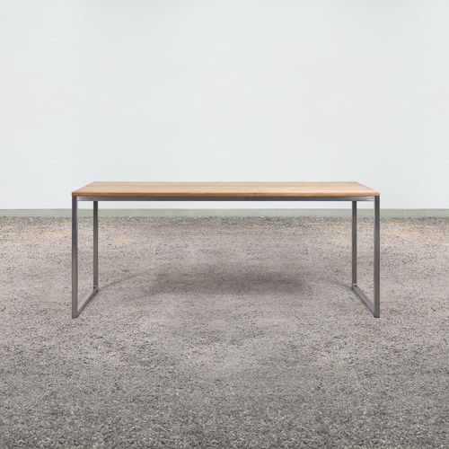 Table contemporaine - at_06 - Silvio Rohrmoser - en mélèze / avec piètement en acier inoxydable poli / rectangulaire