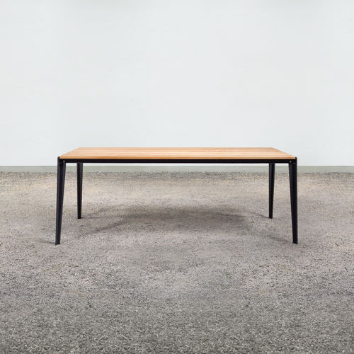 Table contemporaine - at_14 - Silvio Rohrmoser - en bois massif / en mélèze / en HPL