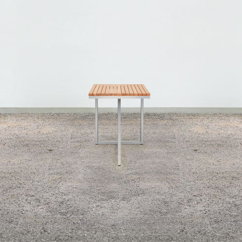 Table contemporaine - at_17 - Silvio Rohrmoser - en bois massif / en mélèze / avec piètement en acier inoxydable poli