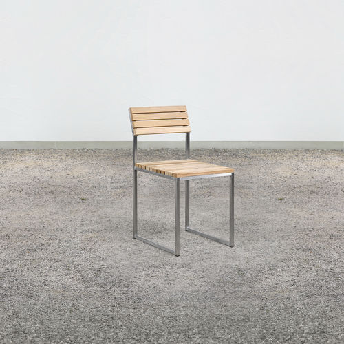Chaise de jardin contemporaine - on_11 - Silvio Rohrmoser - d'extérieur / en mélèze / avec piètement en acier inoxydable poli