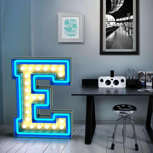 Lampe sur pied - LETTER E - DelightFULL - en aluminium / design original / d'intérieur
