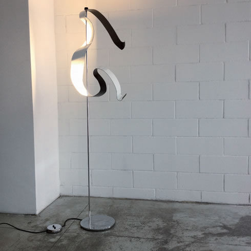 Lampe sur pied - CURVE - Knikerboker - en aluminium / en acier / design original