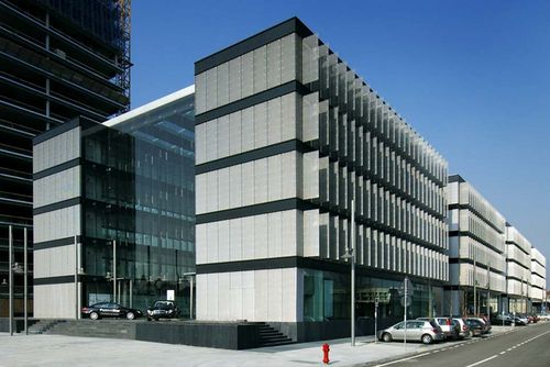 Brise-soleil en métal - NET CENTER - Stahlbau Pichler - en maille métallique / pour façade